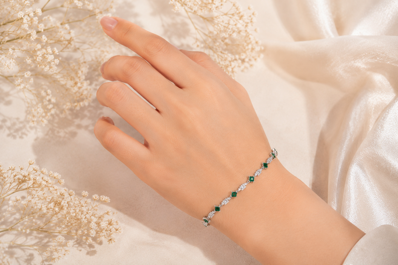 The Verdant Link: Emerald Eternity Bracelet in 925 Silver
